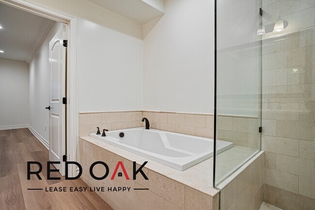 Foto del edificio - Stunning Three Bedroom with Spacious Rooms...