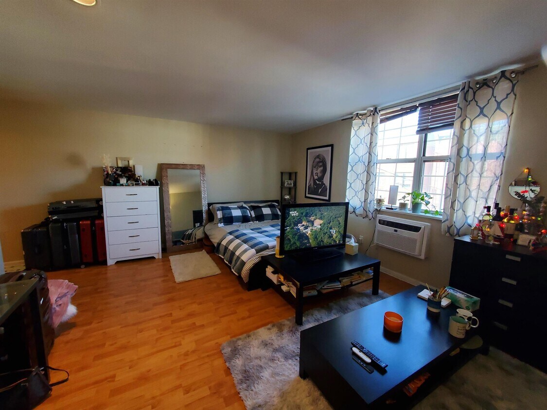 Primary Photo - 356 Palisade Ave