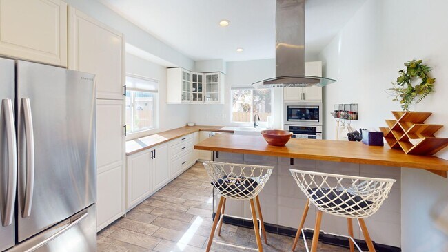 Building Photo - Short or Long Term Rental | ROOFTOP VIEWS!