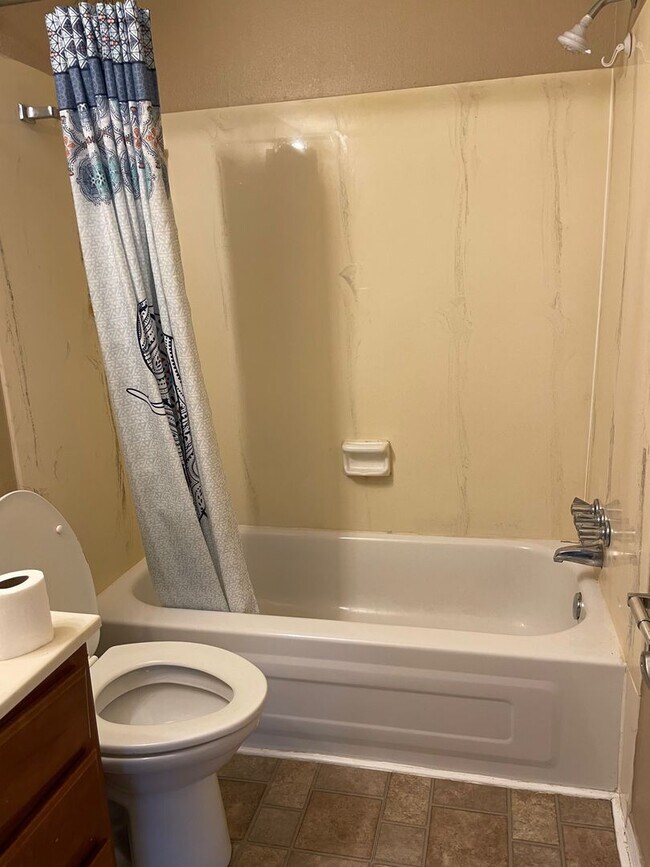 Building Photo - *Knoxville 37912 - 2 bedroom, 2.5 bath tow...