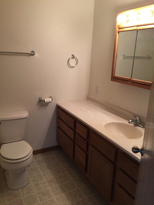 Building Photo - 826 Canary Ln