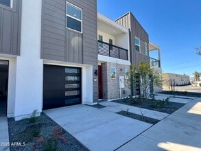 Building Photo - 1017 E Pasadena Ave