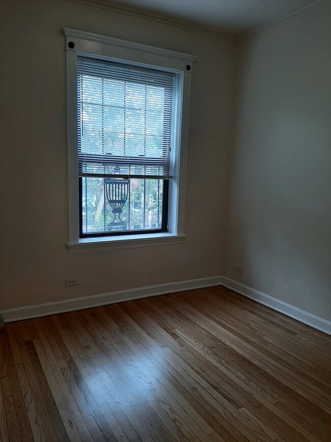 Building Photo - 5122 N Kenmore Ave