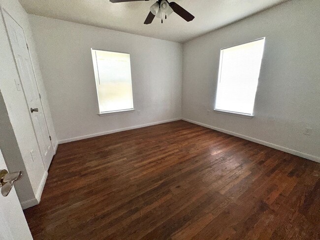 Foto del edificio - Conveniently located- Water and Trash Included