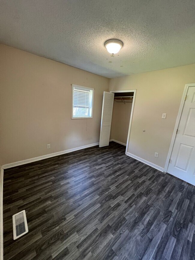 Building Photo - Home Rental in Marion!