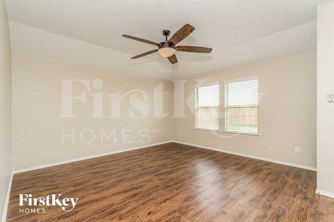 Building Photo - 313 Plum Dr