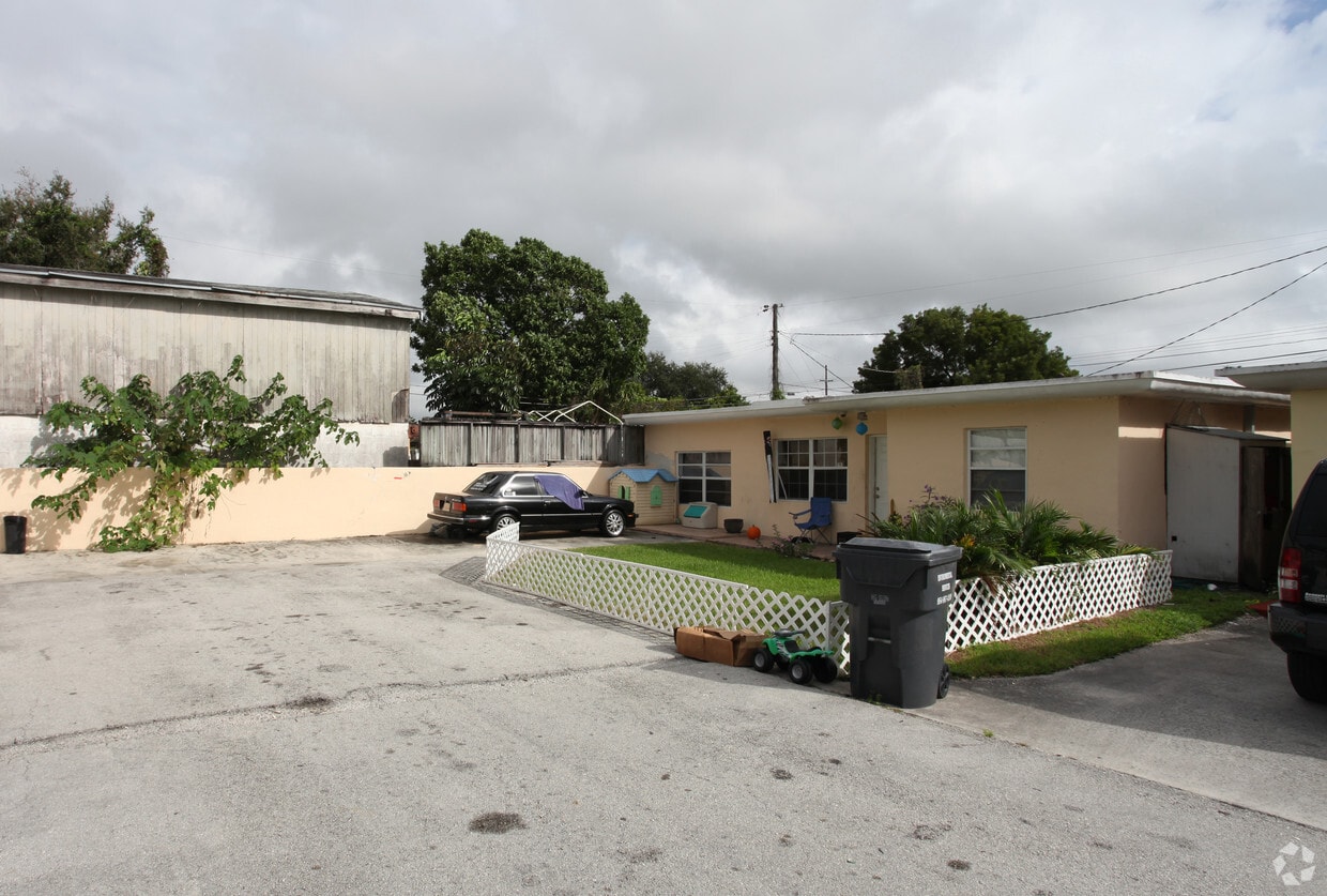 Building Photo - 512 NW 60th Ter