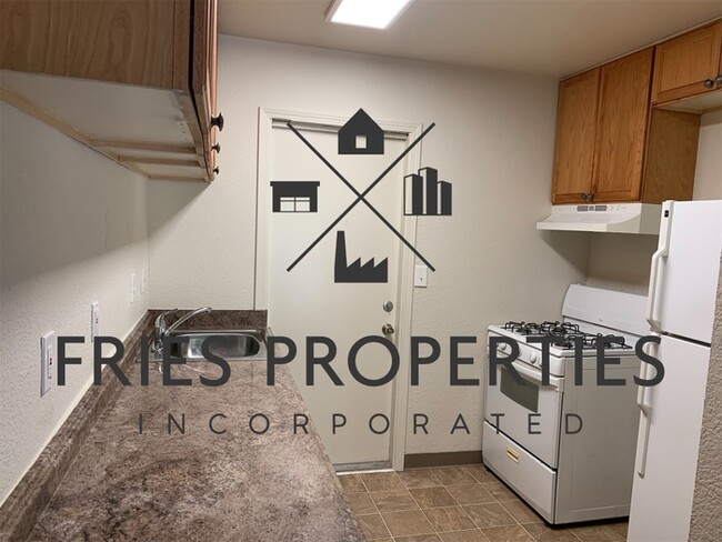 Building Photo - Petite 2 Bedroom, 1 Bath with yard
