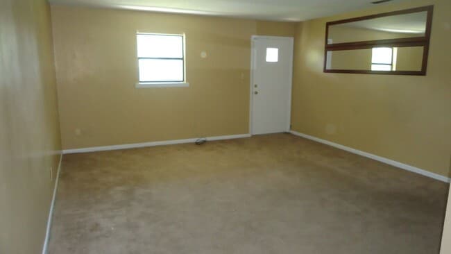 Building Photo - City Location Close to Amenities!