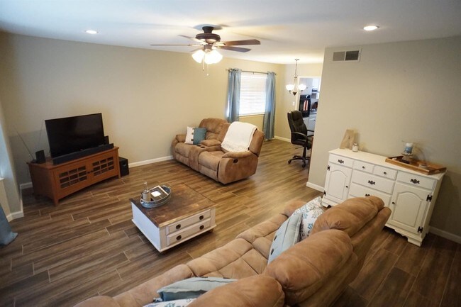 Foto del edificio - 3 br, 2 bath House - 381 N Stanford Ave