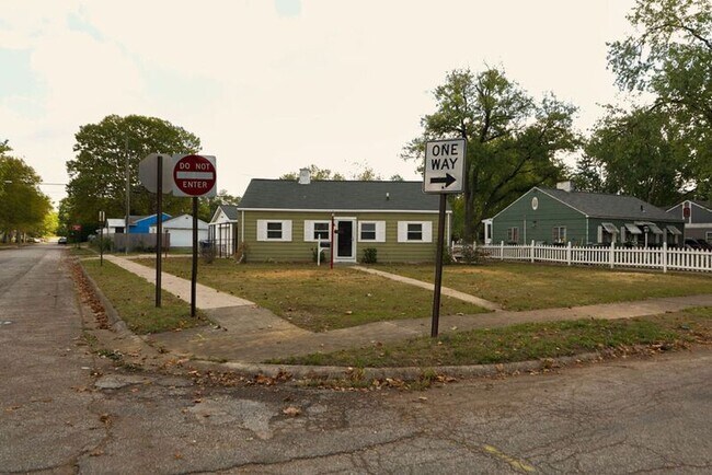 Building Photo - 442 S Hampton Rd