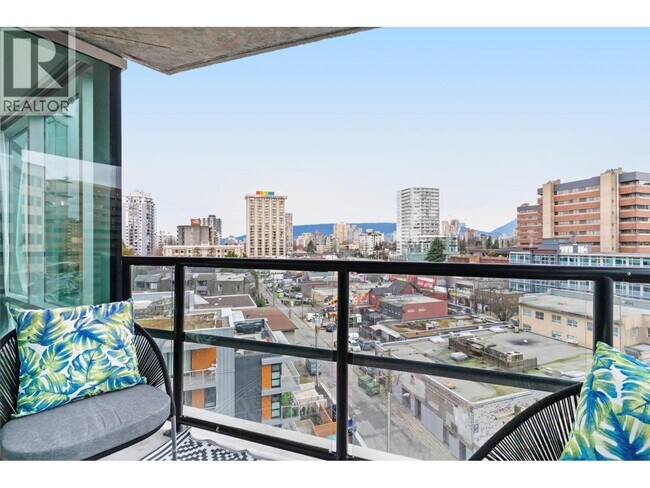 Photo du bâtiment - 1003 Burnaby St