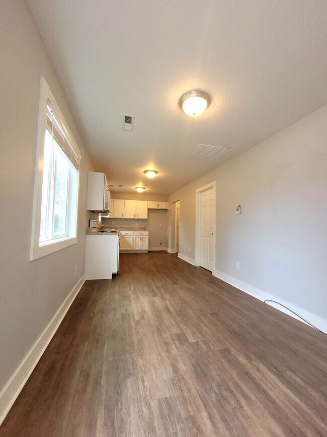 Building Photo - 3 bedroom 1 bathroom home available now!