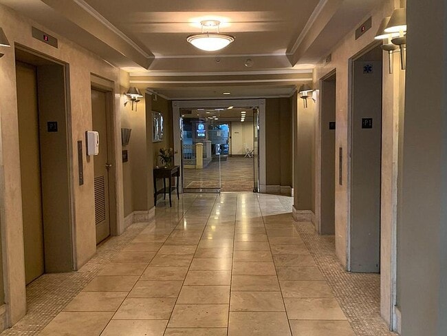 Building Photo - 620 S Gramercy Pl
