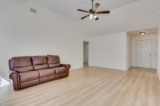 Building Photo - 909 Watsonia Dr