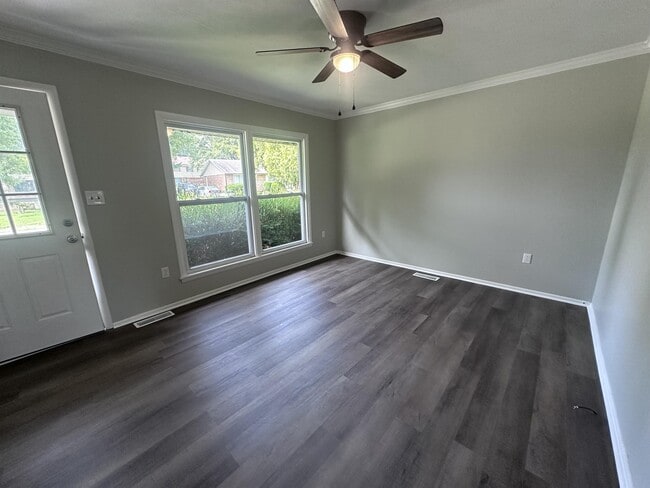 Building Photo - 1009 Plainview Dr