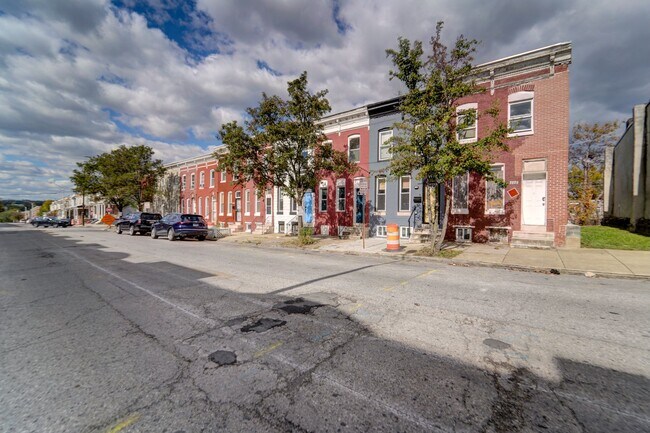 Foto del edificio - Beautifully Updated Townhome in Prime Loca...