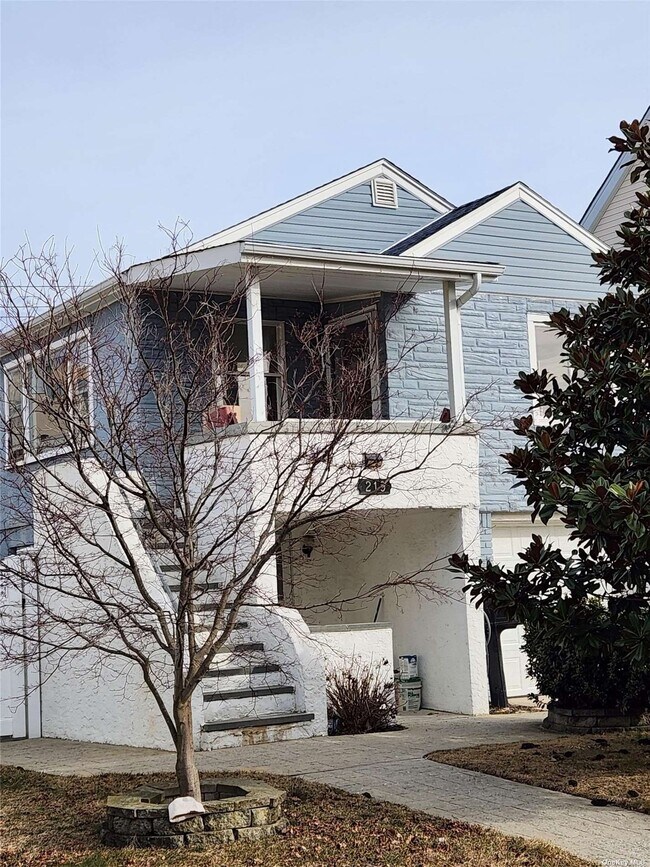 Building Photo - 219 W Walnut St