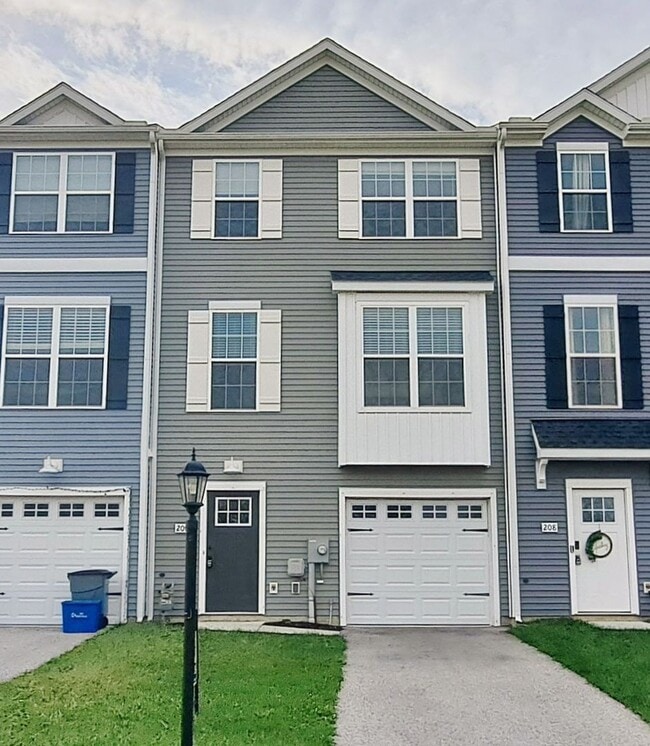 Building Photo - 3 Bed / 2-1/2 Bath Single Family Townhome w/1-Car Garage