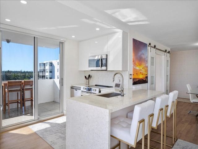 Foto principal - 3703 NE 166th St