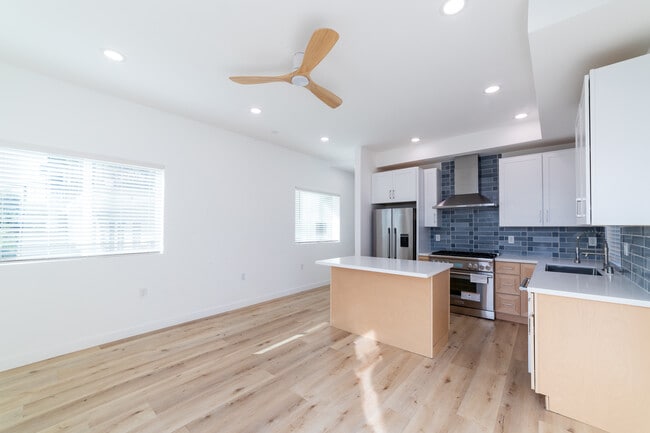 Foto del edificio - 4369 Rosewood Ave