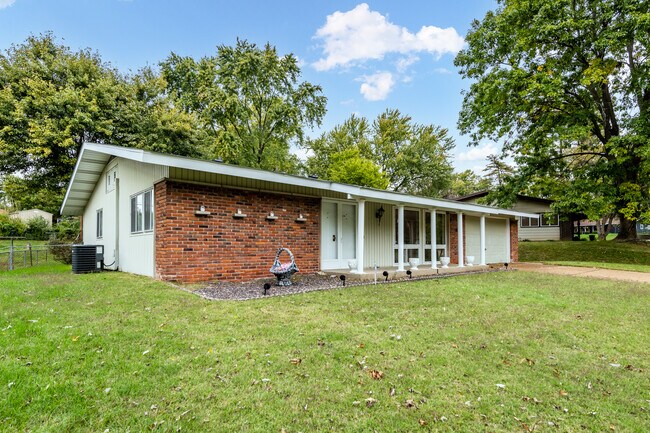 Building Photo - 1643 Fontana Dr