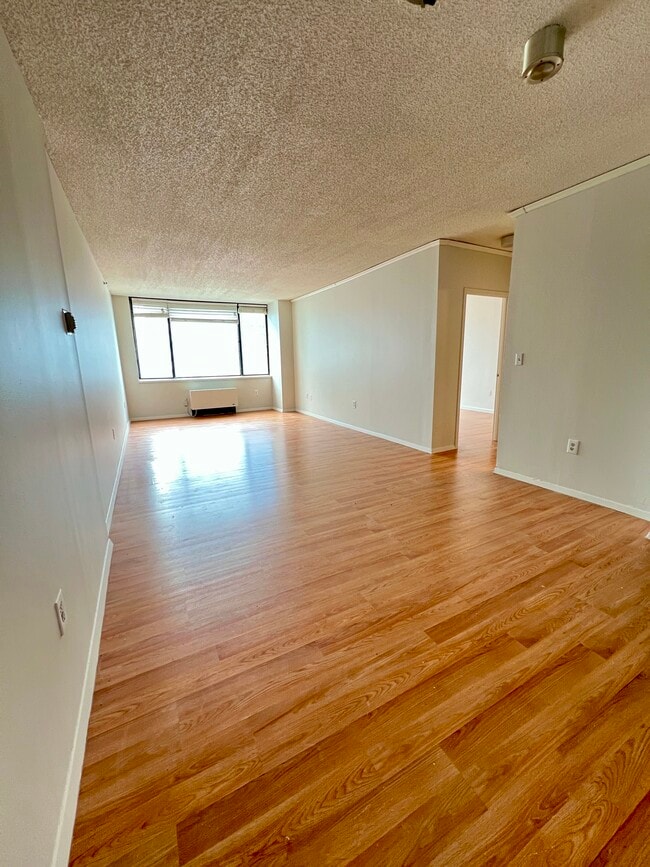 Building Photo - 45 River Dr S