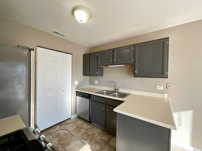 Foto del edificio - 290 Crestview Dr