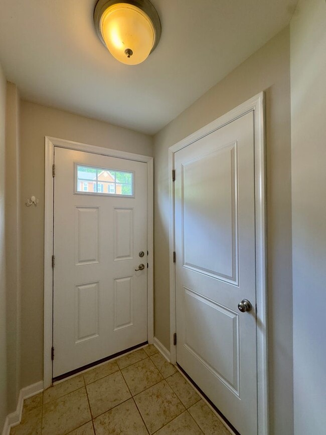 Building Photo - 1302 Dickinson Ct