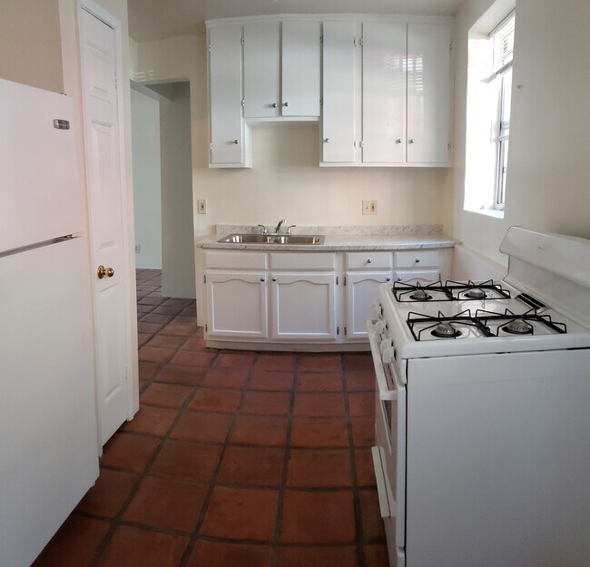 Kitchen - 115 Chautauqua Blvd