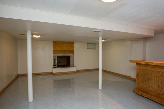 Building Photo - 1008 Hunziker Dr