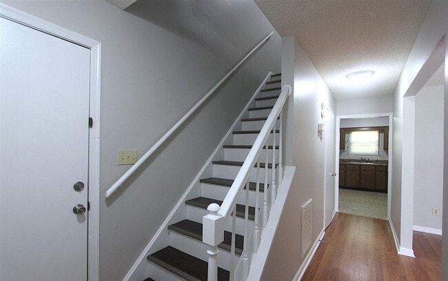Foto del edificio - Cozy Duplex in Cary w/ Fenced in Yard!
