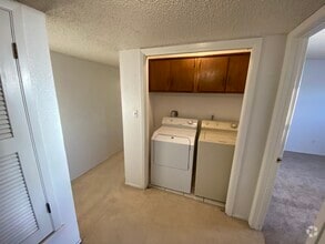 Building Photo - 100 Golden Sand Dr