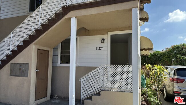 Foto del edificio - 11225 Emelita St
