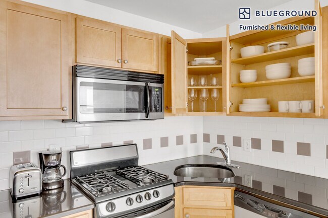 Building Photo - 302 8th Ave