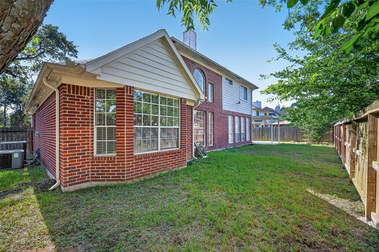Foto del edificio - 2411 Charter Oaks Ct