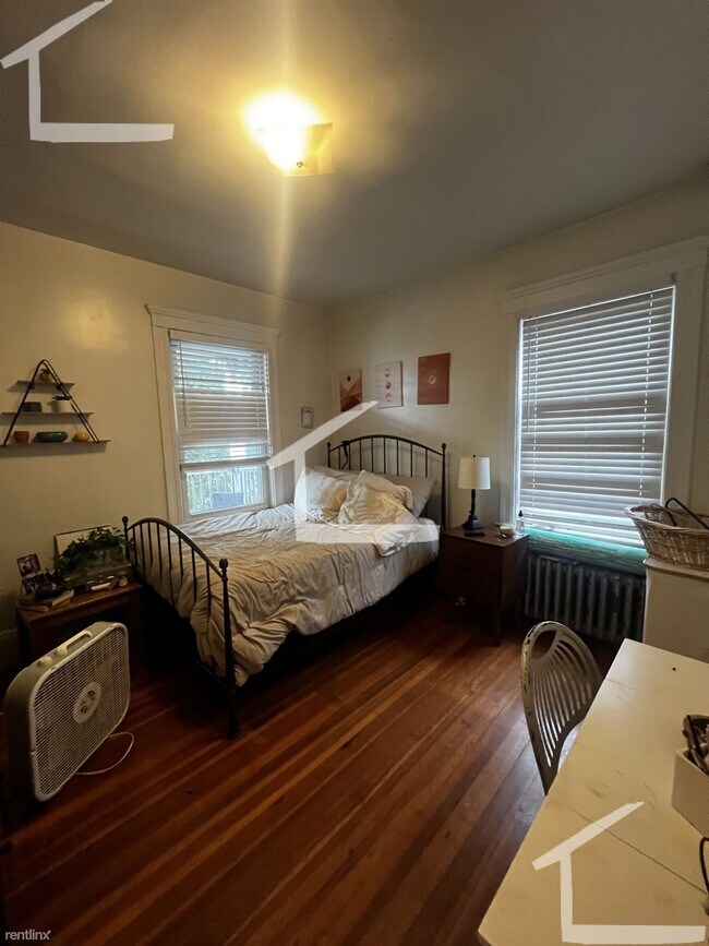 Building Photo - 2 br, 1 bath Triplex - 32 Justin Rd 2