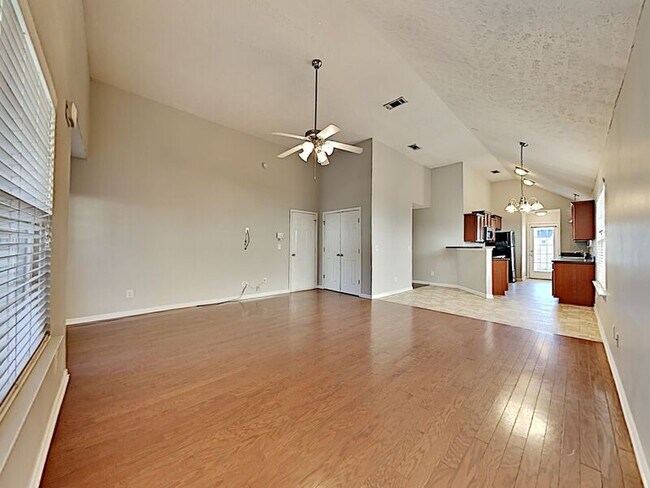 Building Photo - 912 Birchmill Point S