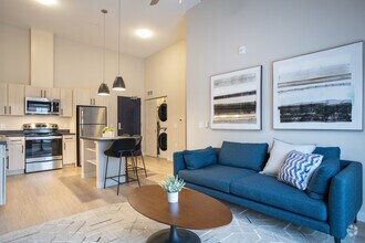 HoM Flats at 28 West photo'