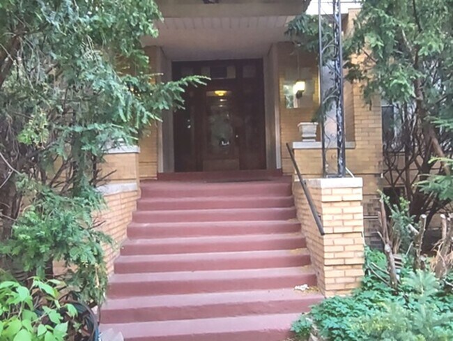 Building Photo - 933 Hinman Ave