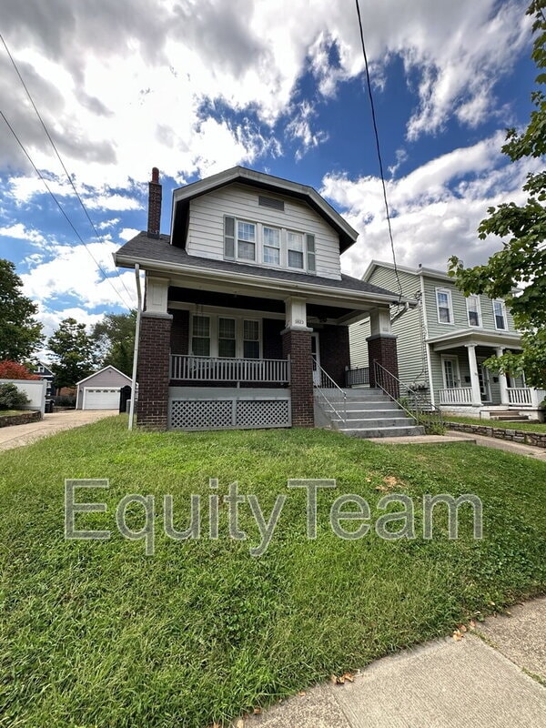 Building Photo - 3823 Drake Ave