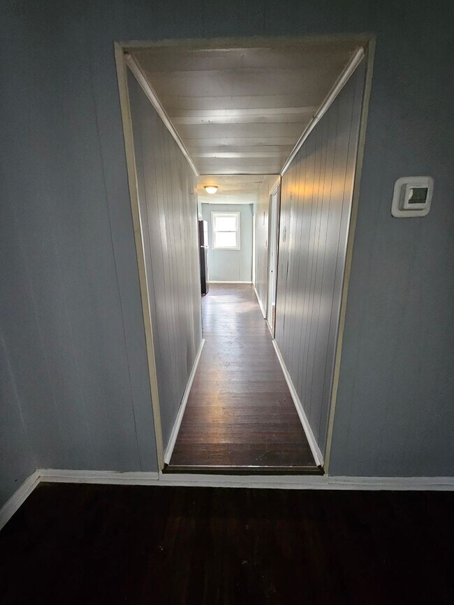 Building Photo - Upper 1 bedroom unit