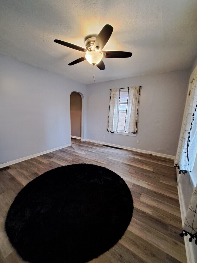 Foto del edificio - 120 S Monmouth St