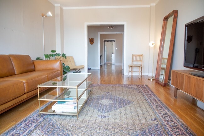 Photo - 434 W Roscoe St Apartment