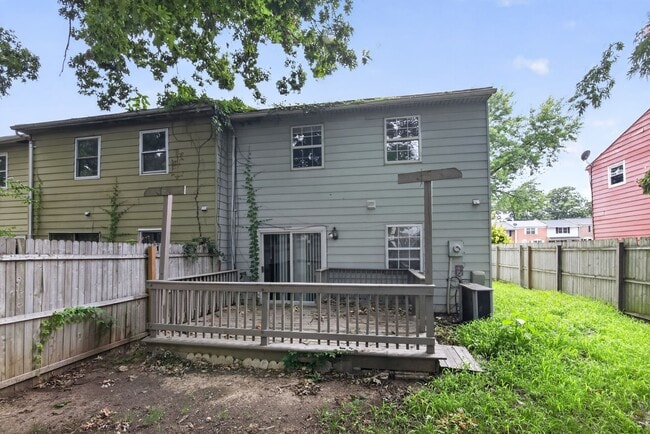 Building Photo - Available 3 Bedroom 1.5 bath Townhouse in Fredericksburg, Stafford County