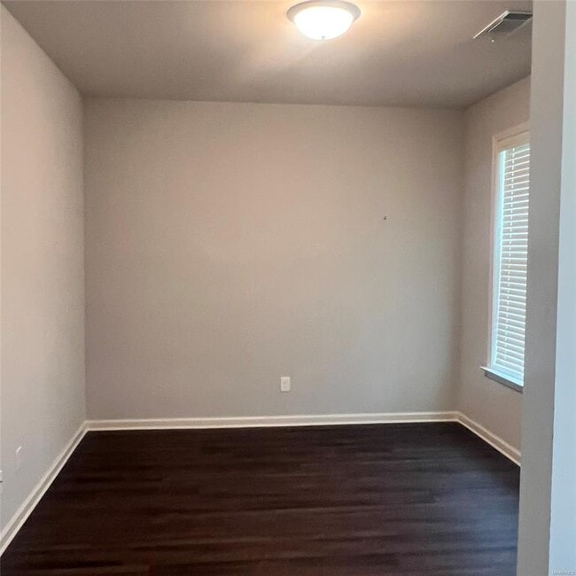 Foto del edificio - 9800 Bluestone Cir