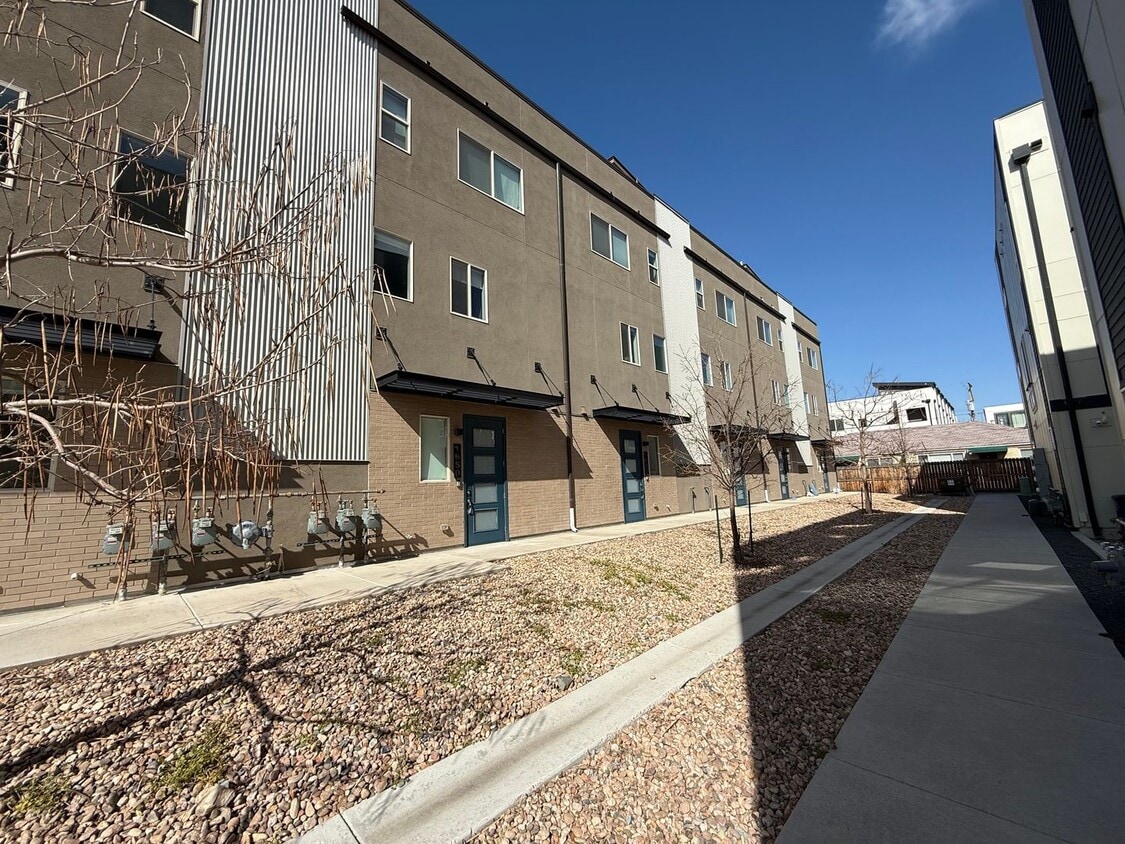 Modern Townhouse with Rooftop Deck & Mountain Views Near Sloan’s Lake!! - Modern Townhouse with Rooftop Deck & Mountain Views Near Sloan’s Lake!!