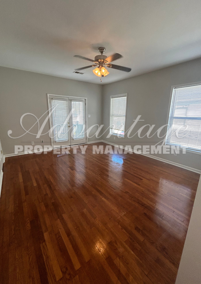 Building Photo - Adorable Apartment Near Memphis Zoo Availa...