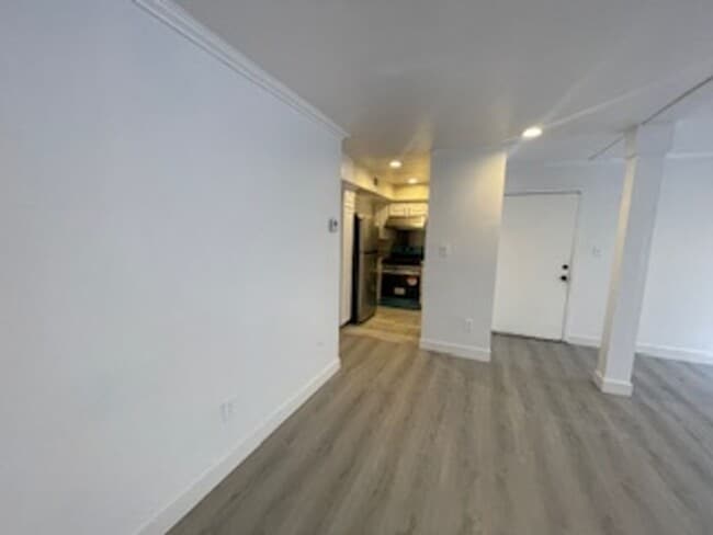 Foto del edificio - 6155 Reseda Blvd