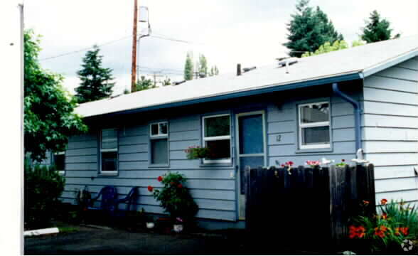 Building Photo - Hall Boulevard Apartments